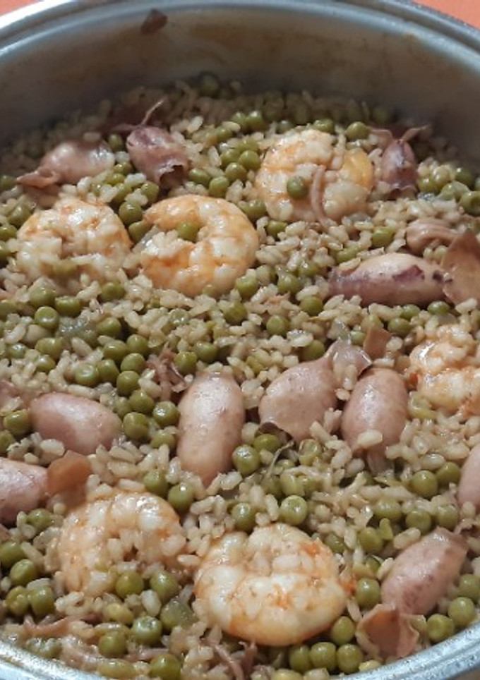 Una foto de Cazuela de arroz integral con voladores y langostinos