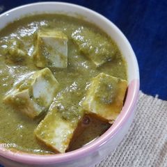 A picture of Palak tofu gravy.