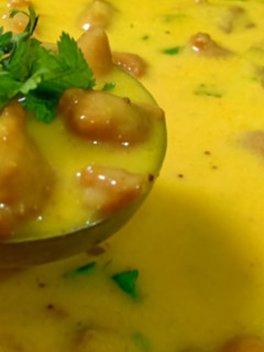 पकोड़ा कढ़ी (Pakoda kadhi recipe in Hindi) रेसिपी मुख्य फोटो