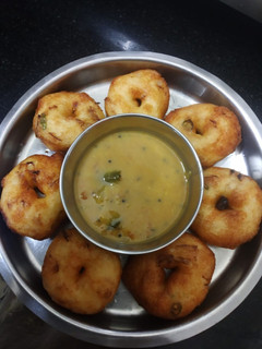 உளுந்து வடை (Ulunthu vadai recipe in tamil) செய்முறை முக்கிய புகைப்படம்