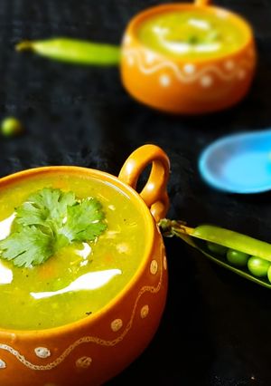 মটরশুঁটি চিকেনের স্যুপ(Motorshuti chicken soup recipe in Bengali) রেসিপির প্রধান ছবি