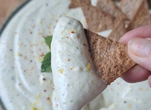 Une photo de Crème de feta inspiration Grèce et ses chips de wraps maison