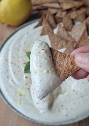 Une photo de Crème de feta inspiration Grèce et ses chips de wraps maison