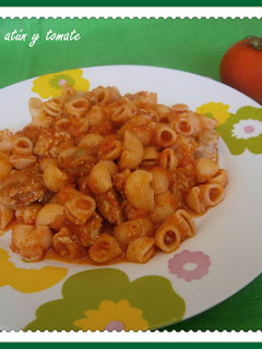 Una foto de Pasta con atún y tomate
