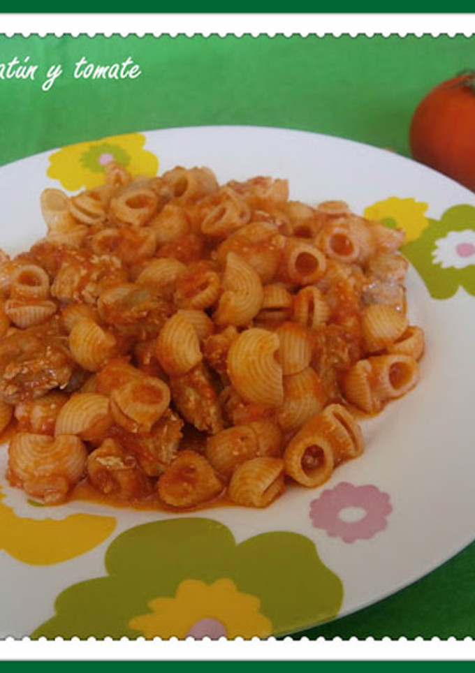 Una foto de Pasta con atún y tomate