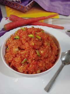 गाजर हलवा (gajar halwa recipe in marathi) रेसिपी चे मुख्य फोटो 