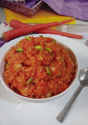 गाजर हलवा (gajar halwa recipe in marathi) रेसिपी चे मुख्य फोटो 