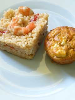Una foto de Risotto de langostinos con cakes de Roncari y aceitunas