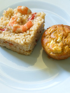 Una foto de Risotto de langostinos con cakes de Roncari y aceitunas