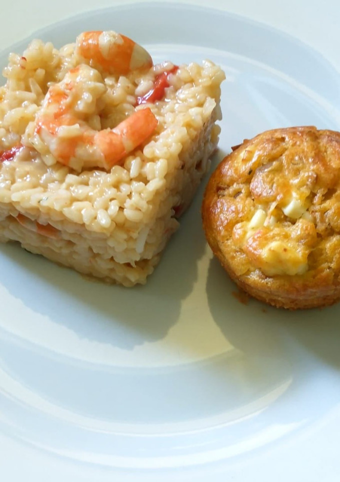 Una foto de Risotto de langostinos con cakes de Roncari y aceitunas