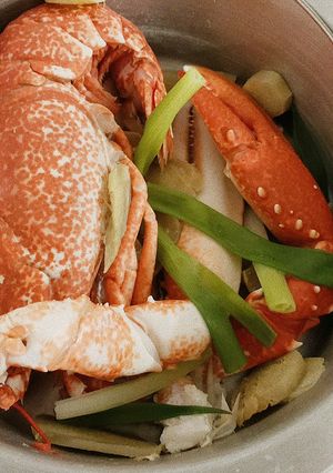 Hình của món Tôm hùm hấp bia.