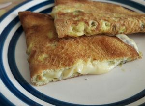 Una foto de Omelette con cebollín y jamón o queso