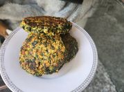 Una foto de bocadillos de espinaca y cebolla