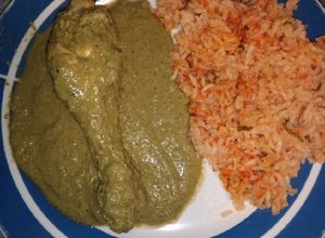 Una foto de Pollo con mole verde