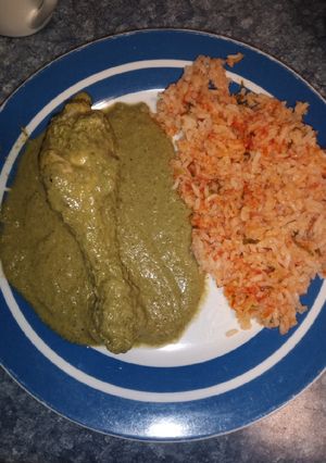 Una foto de Pollo con mole verde