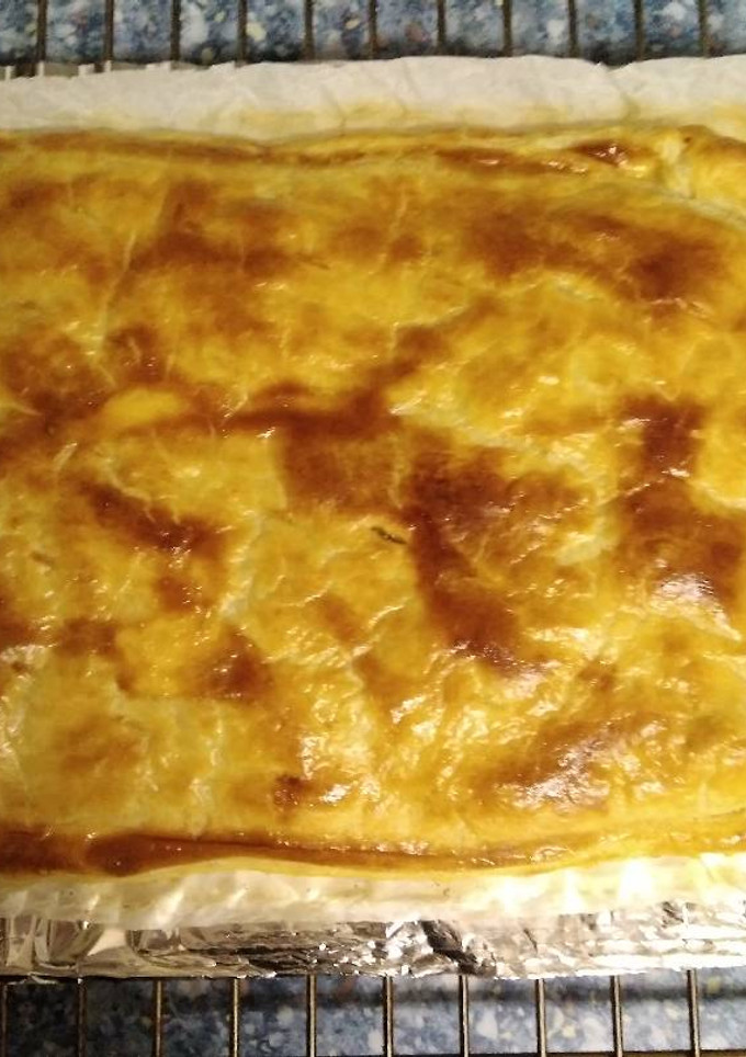 Una foto de Empanada de champiñón y sardinas