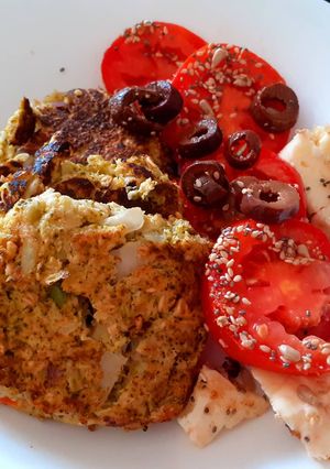 Una foto de Hamburguesas de brócoli con ensalada caprese