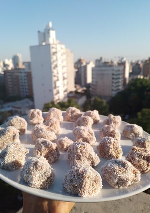 Una foto de Trufas de avena, banana y chocolate 🍌🌰🍫