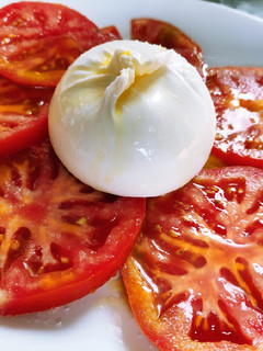 Una foto de Ensalada de Burrata exprés con aceite de Romero