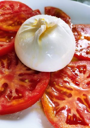 Una foto de Ensalada de Burrata exprés con aceite de Romero