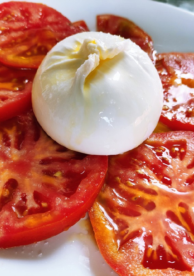 Una foto de Ensalada de Burrata exprés con aceite de Romero