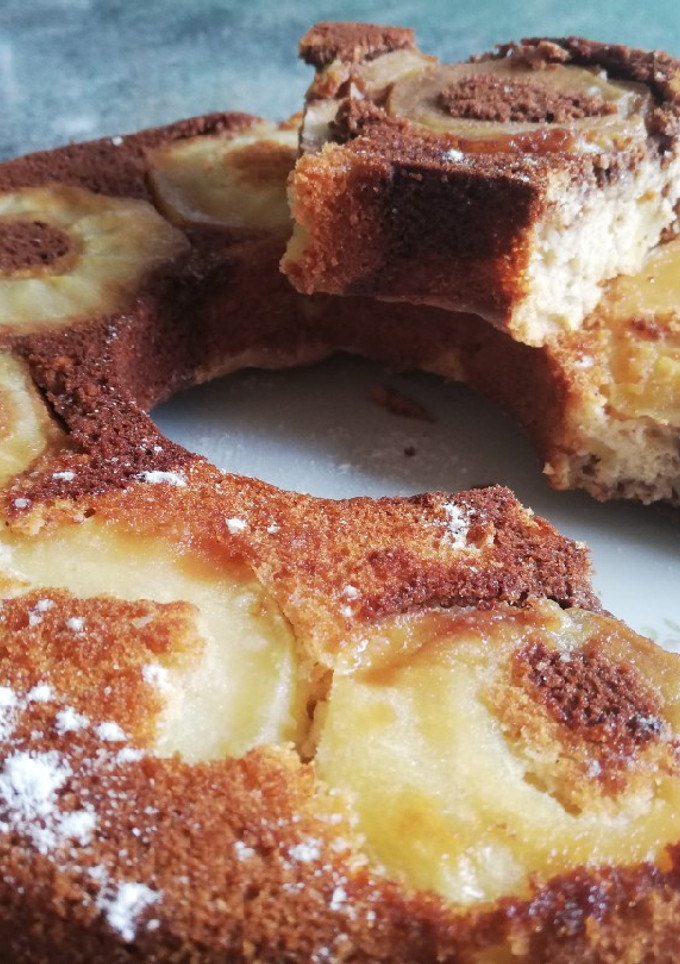 Una foto de Bizcocho bicolor integral con manzanas