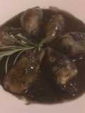 Chipirones en su tinta rellenos de huevo de codorniz atún y surimi