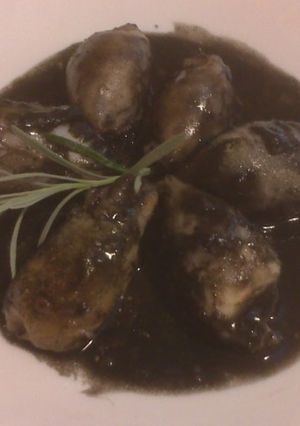 Una foto de Chipirones en su tinta rellenos de huevo de codorniz atún y surimi