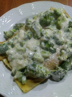 Una foto de Canelones de verdura y pollo con salsa blanca de brócoli