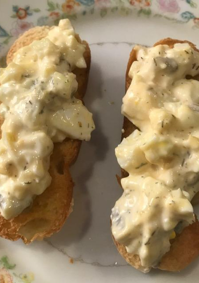 Una foto de Crostini de huevo