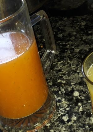 A picture of Aam panna 2 ways.