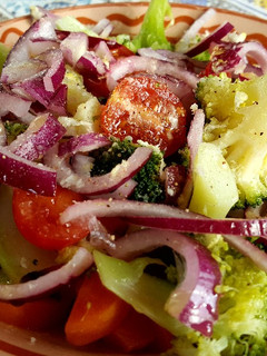 Una foto de Ensalada semicruda de brócoli con ralladura de limón