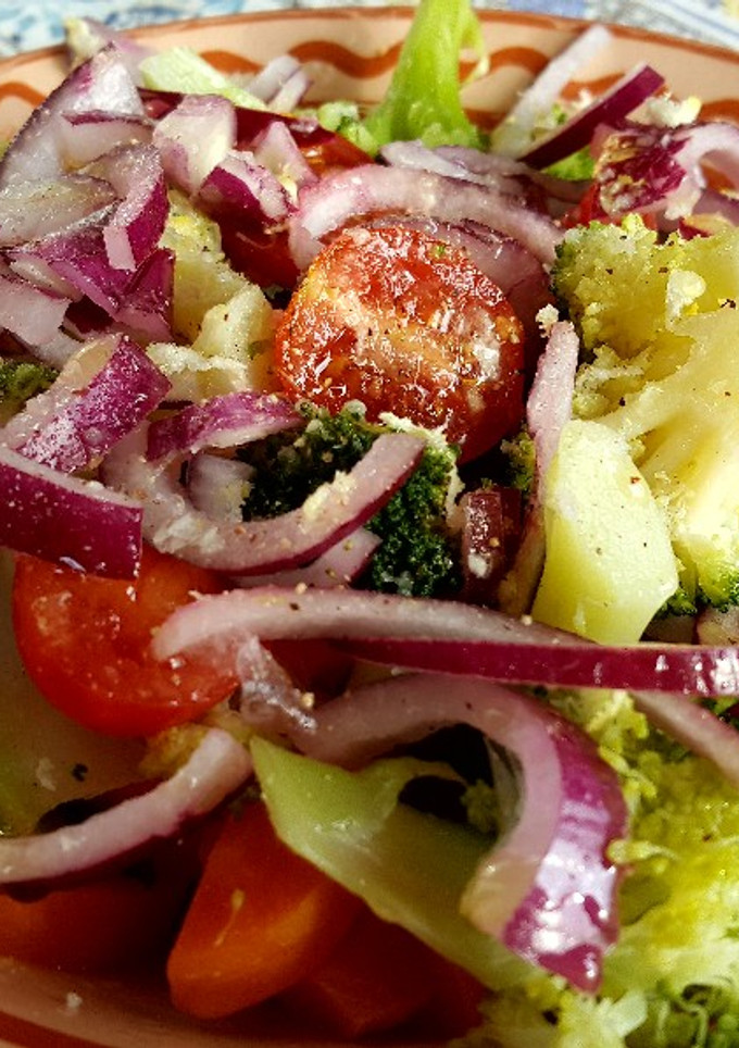 Una foto de Ensalada semicruda de brócoli con ralladura de limón