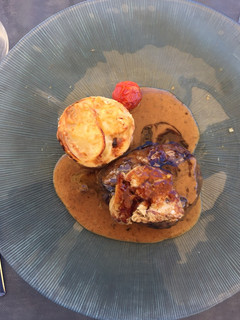 Una foto de Solomillo de ternera con salsa de foie y timbal de patatas