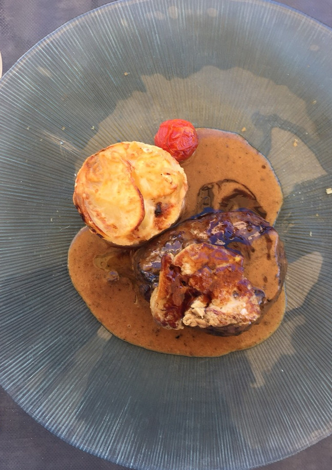 Una foto de Solomillo de ternera con salsa de foie y timbal de patatas