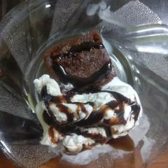 A picture of Biscuit brownie with chocolate sauce.