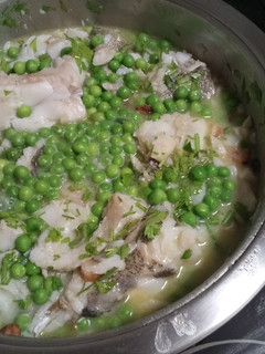 Una foto de Bacalao al pilpil con guisantes
