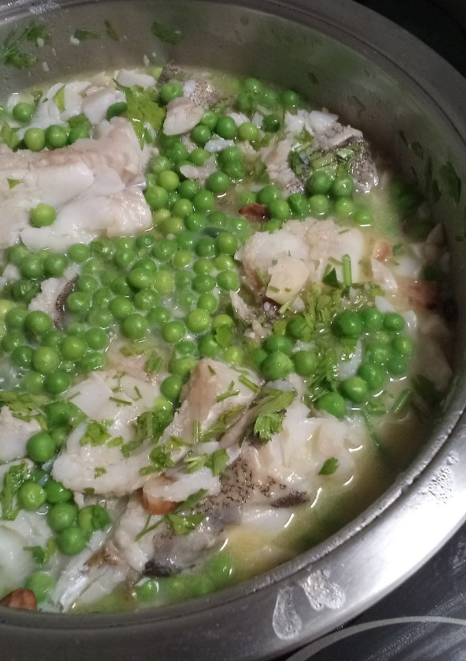 Una foto de Bacalao al pilpil con guisantes