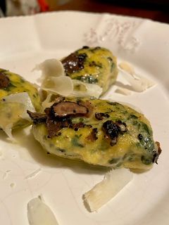 Foto di GNUDI con bietoline condite con burro, salvia e tartufo nero