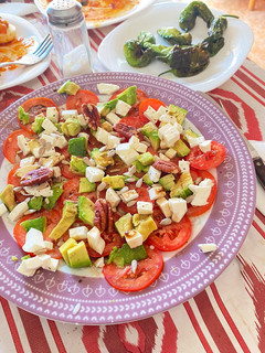 Una foto de Carpaccio de Tomate, Aguacate, Queso y Nueces 🥑🍅