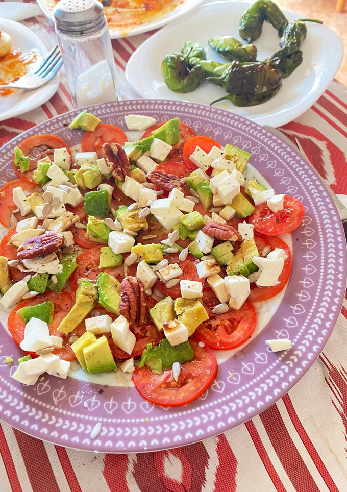 Una foto de Carpaccio de Tomate, Aguacate, Queso y Nueces 🥑🍅