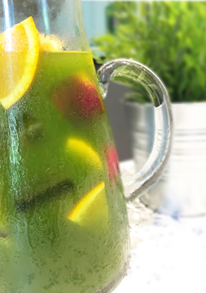 Una foto de Riquísima sangría de cava con Matcha