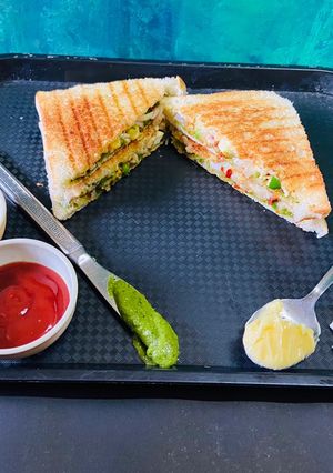 પનીર સેન્ડવીચ વિથ મેયો ગ્રીન ચટણી(Paneer sandwich wid mayo green chutney recipe in Gujarati) રેસીપી મુખ્ય ફોટો