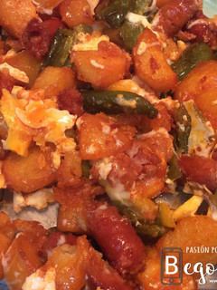 Una foto de Huevos rotos con patatas, chistorra y pimientos - Cecofry