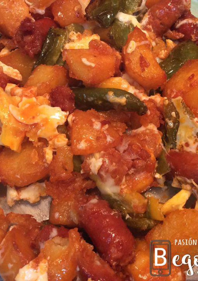 Una foto de Huevos rotos con patatas, chistorra y pimientos - Cecofry