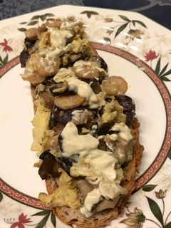 Una foto de Tostada de pan con revuelto de setas