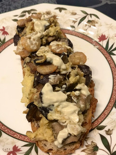 Una foto de Tostada de pan con revuelto de setas