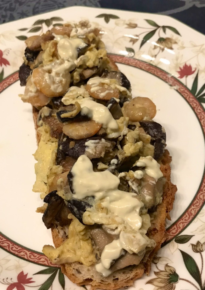 Una foto de Tostada de pan con revuelto de setas