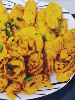 आलू प्याज़ पकौड़े (aloo pyaz pakode recipe in Hindi) रेसिपी मुख्य फोटो