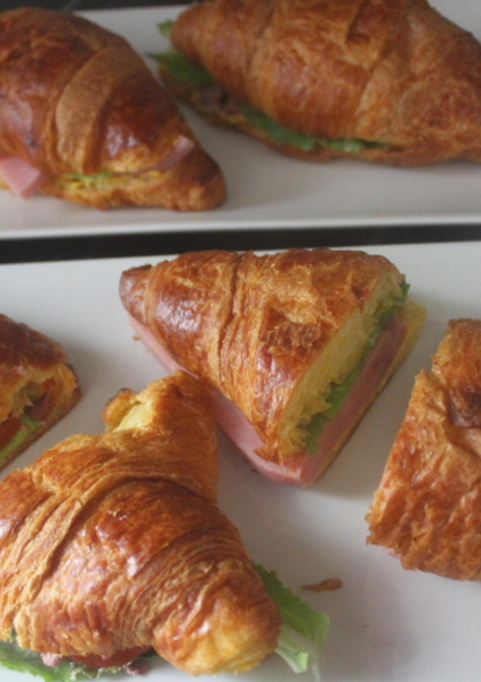 Una foto de Cruasanes con jamón dulce y paté